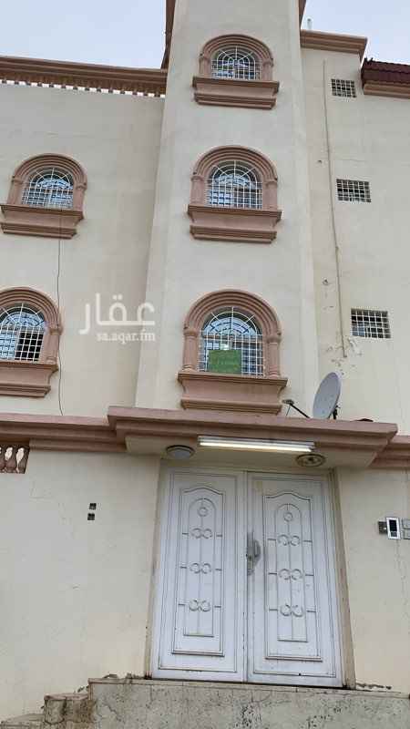 1639033 شقه ع خط المطار القديم قريبه من المطاعم ومراكز التسوق والمسجد ويوجد بها بيت شعر وتطل ع بعض الاحياء. الكهرب وشبكه الماء مستقله.