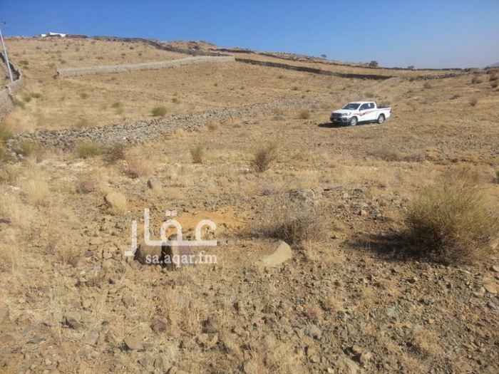 592775 ثلاث قطع متجاورة مساحة 2من 5000م 316م وكل قطعه بصك سكني مميز مجاوره لمخطط شمال السوده رقم 2 المعتمد يفصلها عن المخطط شارع عرض 15م مطله على مدينة ابها السعر قابل للتفاوض