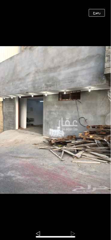 1189363 يوجد له بوابه كبيره تسمح بدخول السياره لداخل شارع ١٤ م