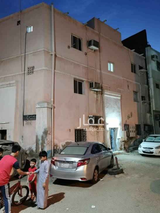 1599367 بيت شعبي مكون من ٣ ادوار ويوجد به ٧ وحدات سكنية مختلفة المساحات و ٤ عدادات كهرباء واصل جميع الخدمات الماء والصرف الصحي وعلى شارعين بجوار مدرسة الأوزاعي ومنطقة آهلة بالسكان وقريبة من أسواق الأمير متعب وصك اكتروني وبير ماء نقية لتغذية الخزان في حال توقف التحلية وتقليل مصاريف المياة