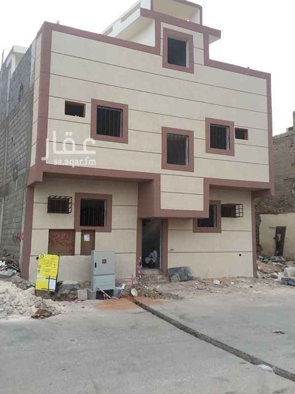 1652790 عماره جديده علئ شارع ١٢م مقابلها ساحه خلف محطة الدريس طريق المدينه، شقه من غرفتين وحمامين ومطبخ وموزع.