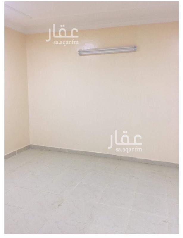 1585165 شقه مع السطح
مجلس وصالة وغرفتين نوم ودورتين مياة ومطبخ الكهرباء مستقل
الايجار ممكن شهري او سنوي