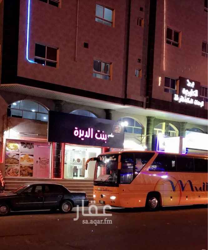 1398529 للإيجار معرض ثلاث فتحات ميزانين ودورتين مياه
كل دور فيه دورة مياه ومجهز على ان يكون مطعم