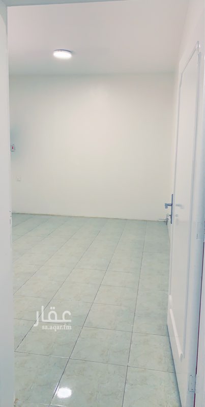 1578066 الشقة مكونه من
غرفتين نوم
مجلس
مقلط
صالة
مطبخ
حمامين
١٠٠٠ ريال رسوم سنوية للمياة علاوه على قيمة الايجار
العمارة فيها ٦ شقق فقط يعني مافيها ازعاج ولا فيها زحمة سيارات
0544444140