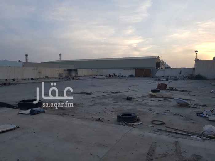 1346011 عباره عن حوش على ٣ شوارع بداخله ٢غوف ومطبخ وحمام ولديه بابين شارع ٣٠ وشارع ٢٥
كما ان الارض مصبوبه خرصانه ويوجد به كهرباء ويرخص نقليات ثقيله وجميع جيرانه مرخصين نقليات