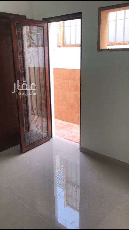 1401526 شقة نظيفة ومجدده بالكامل بالدور الارضي تتكون من 3 غرف وصالة كبيره ومطبخ جديد راكب و2 دورة مياه ومدخلين للشقة ( العماره دورين ) 17000