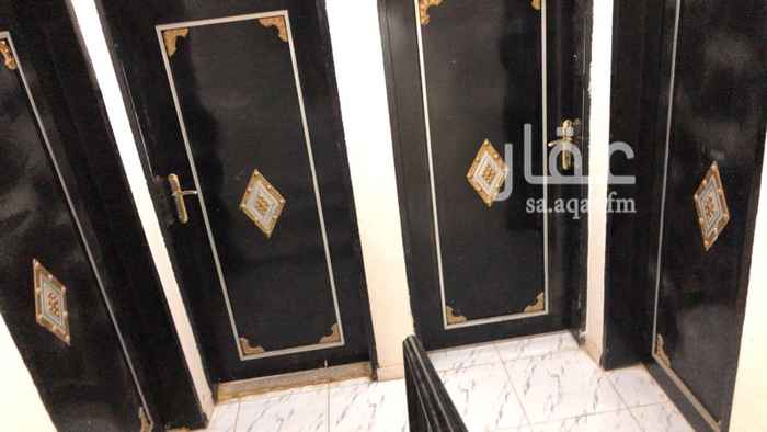 1687519 يوجد عدد شقتين
شقه في الدور الثاني كهرب مشترك
وشقه في السطح كهرب مستقل
مكونه الشقق من ثلاث غرف وصاله ومطبخ ودورتين مياه
