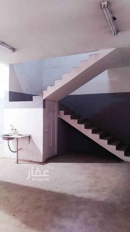 1509759 مستودع لمساحة واسعه به ميزانيين - سلم داخلي وحمام باب خلفي وباب امامي اتوماتيك - موقع مميز