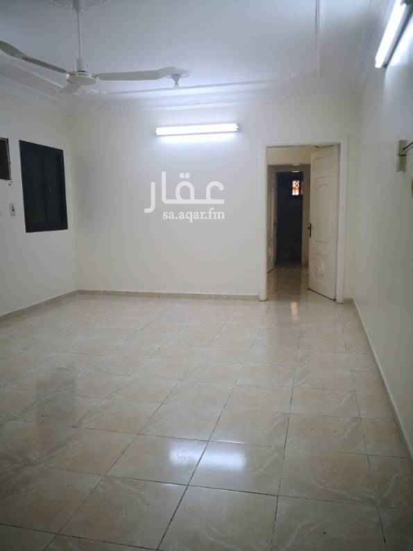 1584338 شقه في عماره تتميز بالهدوء والجيران المحترمين
تتميز العماره بالموقع المميز يحيط بها مدارس اولاد وبنات بجميع المراحل وخلف العماره جامع كبير يبعد ١٥٠ متر وايضا تتميز بالقرب من مركز صحي حكومي
يتوفر حارس خاص بالعماره
الكهرباء عداد مستقل للشقه