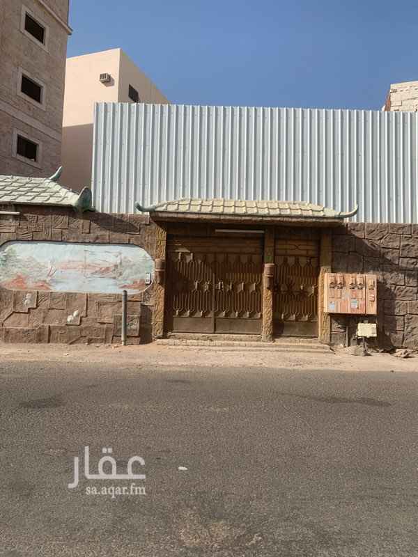 1756241 للأيجار فلة قديمة دورين درج خارجي الدور الارضي 5 غرف ومطبخ و3 حمامات الدور العلوي 5 غرف ومطبخ و 3 حمامات الحوش يوجد بها ملحق مع مشب