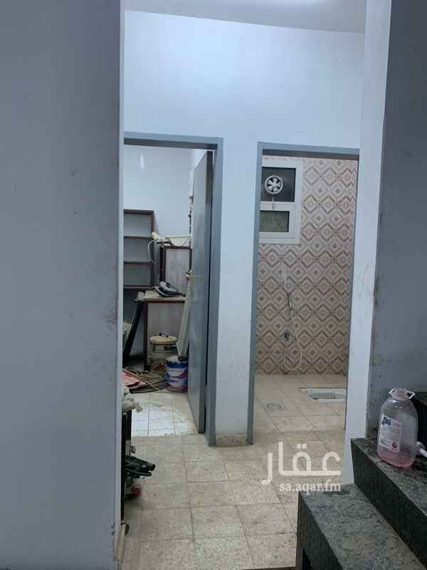1238197 ورشة سيارات داخلها مكتب ومطبخ ودورة مياة ومستودع صغير
ورشتين بجوار بعض المساحه كامله ٦٠٠