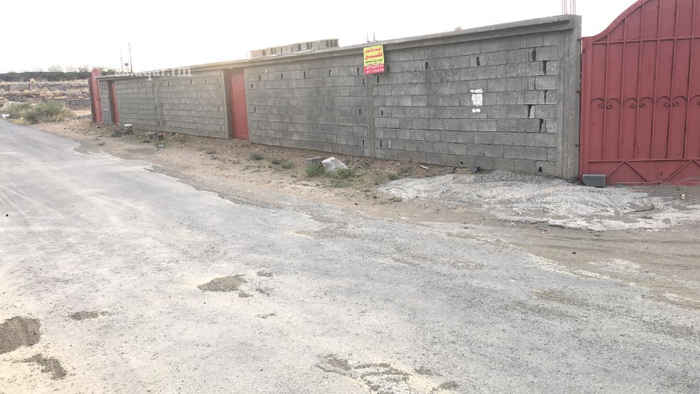 1650347 حوش في حي حناش شمال شارع الثمانين على شارعين شرقي 8 م وجنوبي من 13/15 متر مسلح ويوجد به خزان يسع 30 طن والموقع حيوي والصك على الشهود في المحكمه