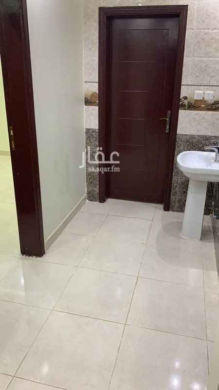 1552596 يوجد شقه مكونه من اربع غرف وصاله ومطبخ ودورتين مياه
وعداد كهرباء مستقل ومعها السطح