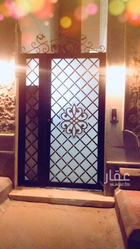 1687185 شقة مكونة من ثلاثة غرف وصالة كبيرة وصالة صغيرة وثلاثة دورات مياة ومطبخ ومستودع . واحدة من الغرف ماستر رئيسية ويوجد سطح عداد مستقل جبس وبرسلان من النوع الفاخر وموقع البيت على شارعين 25*25 موقع جداً ممتاز قريب مع جميع الخدمات وحي هادي جداً
