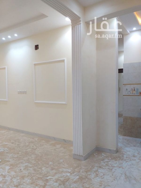1760799 فيلا درج داخلي للايجار مساحه 270 مجلس صاله مقلط مشب فاتح ع المجلس غرفه كبار السن دورتين فوق اربع غرف نوم وثلاث دورات مياه غرفه خادمه وسطح ب 3000 آلاف شهري أو 34 سنوي