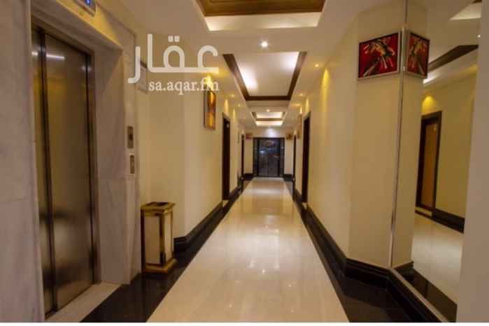 1207754 مجمع سكني فاخر يتمتع ب مزايا حمايه على مدار ٢٤ ساعه مع خدمات اضافيه ( نادي رياضي ، قهوه لخدمه السكان ، جلسات بالسطح فاخره ، شوايه لخدمه السكان ) موقع متميز و لا توجد اي شروط اذا كان عوائل ام عازب .. الشقه مكونه من غرفه و صاله و مطبخ امريكي و حمام و الايجار السنوي موضح و قابل للتفاوض و تساهيل فل دفع ربع سنوي او ٦ شهور او سنه كامله لا مانع