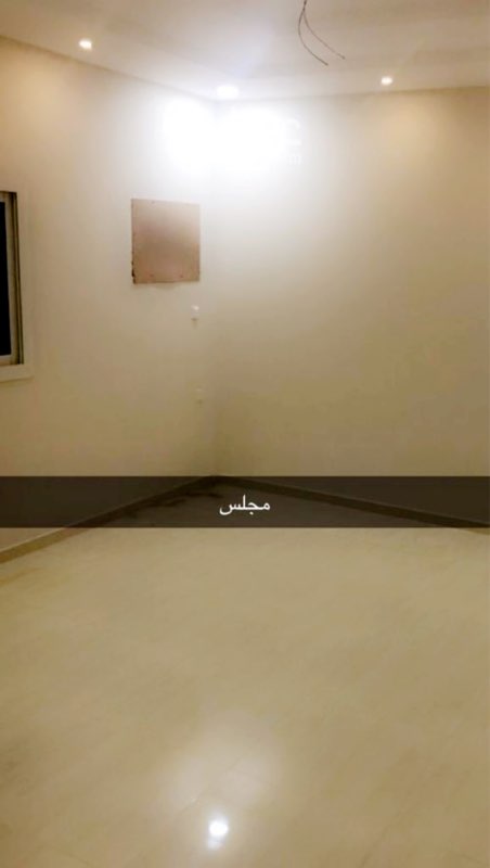 1288546 شقة ملحق بمدخلين في الفيلا للايجار السنوي
مكونة من صالة كبيره و مجلس و غرفتين بمساحات ممتازه و مطبخ و دورتين مياه
عداد كهرباء مستقل
المدخل خاص
الموقع في مخطط السعيد بحي الرحمانية في الشارع الموازي خلف فرع البنك الاهلي في حي الحمدانيه.
للمفاهمه مع المالك مباشرة
جوال/ 0556433382
وفقنا الله جميعا