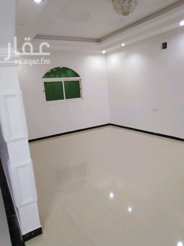 1421988 دور ارضي للايجار بحي الشروق مساحة ٥٤٠ اربع غرف نوم ومشب ومجلس ومقلط وصاله وحوش كبير