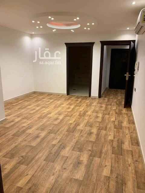 1538267 للايجار شقه في فيلا في السطح مع سطح
مكون من ٣ غرف وصاله
مطبخ مكيفات راكب
السعر ٢٦ الف