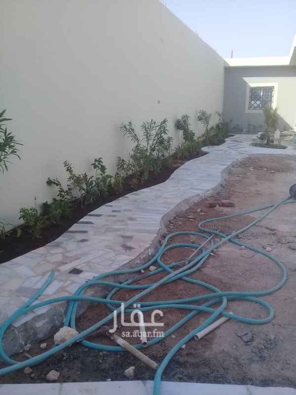 1228353 استراحه للبيع او الاستثمار مساحتها 900 جنوبيه شارع 28 مخطط 3134 قطعه 1142 على طريق رماح خلف محطة صحارى عباره عن قسمين -
رجال / مجلس 12*7 مقلط 4*7 مطبخ 3*4
دورتين مياه ومغاسل
نساء/ نظام شاليه صاله 8*5:50 غرفه 4*5 مطبخ صغير ودورة مياه ومغاسل
وغرفه خارجيه بدورة مياه للنساء
+غرفة حارس خارجيه
لايوجد كهرباء في المنطقه