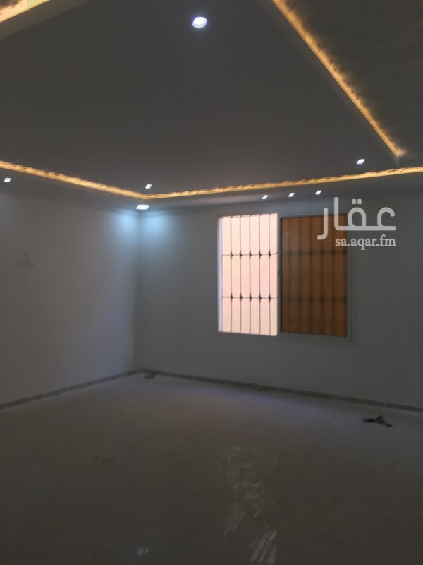 1556825 دور جديد م ٤٥٠متر مكون من ٣غرف نوم ١غرفه ماستر و٢غرفه عاديه ومدخل سياره ومشب ومقلط وصاله حريمى وغرفه خادمه وغرفه سايق ومطبخ للتواصل واتساب ابو حمزه مكتب وافى اتصال واتساب ٠٥٥٦٥١٤٧٣٧ ملاحظه عدم تقيد بالموقع شغل البناء شخصى