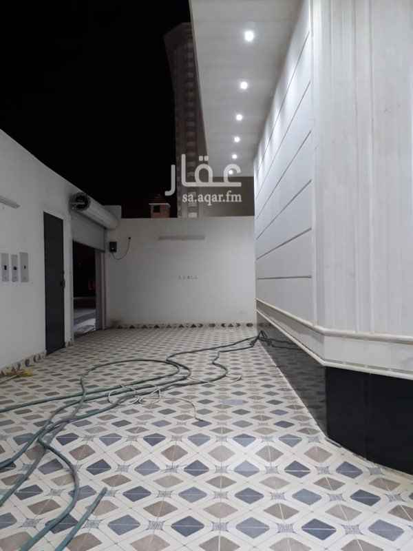 1558721 دور و٣شقق واجه شمال دور مكون من مدخل سياره ومشب وغرفتين نوم ومجلس ومقلط وغرفه خدامه وغرفه سايق ومطبخ وموجود ٣شقق كل شقه مكونه من ٤غرف وصاله ملاحظه عدم تقيد بالموقع للتفاصيل ابو حمزه وافى ٠٥٥٦٥١٤٧٣٧