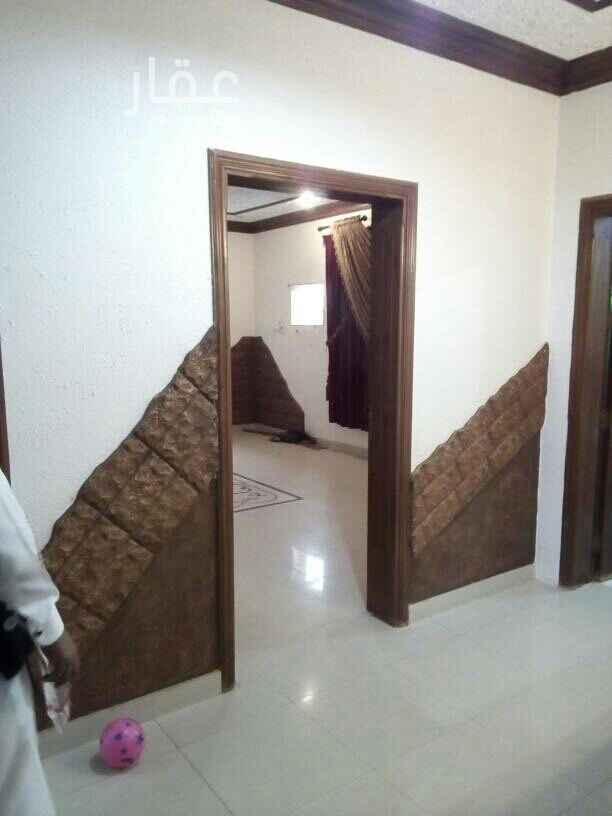 1401018 دور علوي للإيجار مكونه من خمس غرف وصالة وثلاث حمامات ومطبخ راكب ومدخل سياره