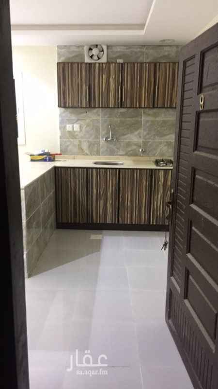 1422341 الايجار للعزاب فقط شامل الكهرباء والماء
شقق جديده شرق كبري جامعة الملك عبدالعزيز
الاضاءه ثلاث الوان ومتوفر مطبخ ومنصة غاز
متوفر دور ارضي وعلوي
الشقق نضام استديو بعضها