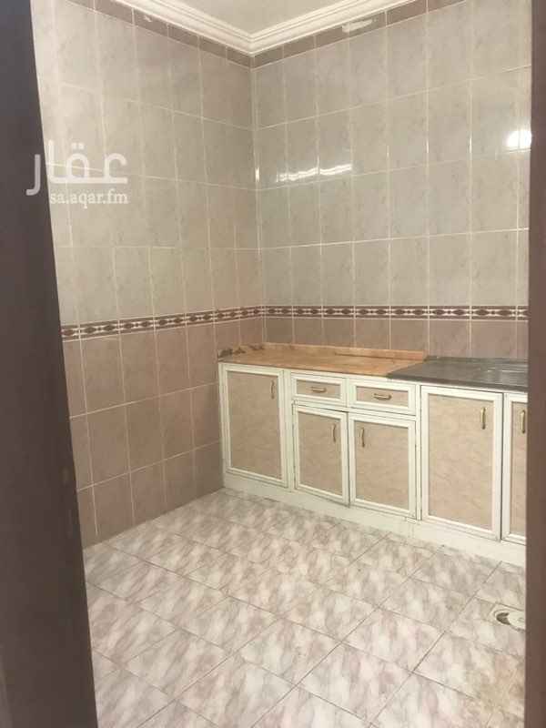 1695579 ٣ غرف
٢ دورات مياه
صاله
مطبخ راكب
٣ مكيفات
عداد كهرباء مستقل