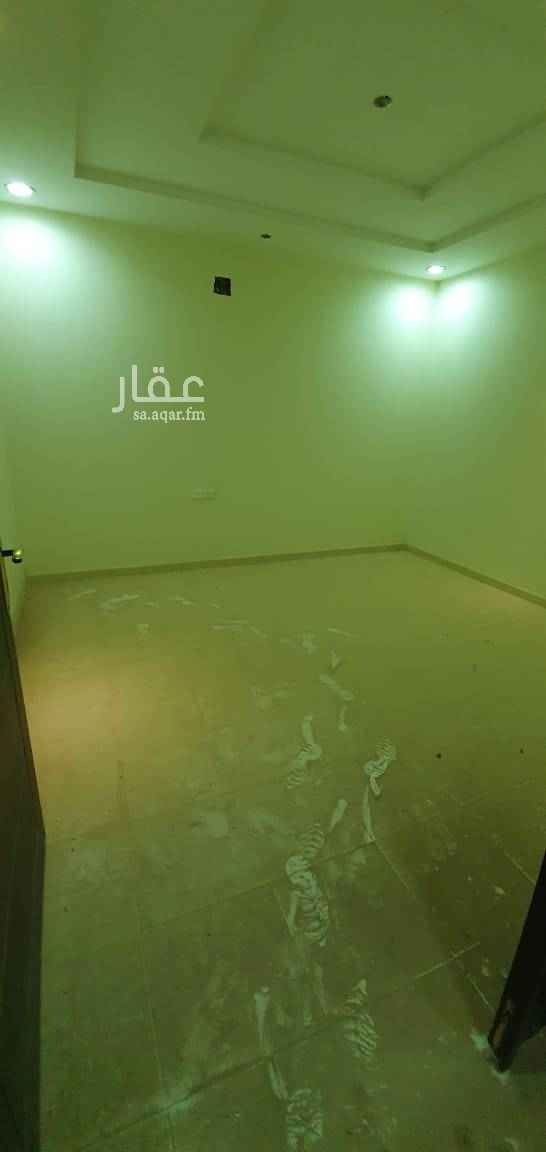 1728558 فيلا 3 أدوار للإيجار بسعر 60 ألف ريال سنويا والسعر قابل للتفاوض
الطابق الأول غرفتين وصالة ومطبخ وحمام
الطابق الثاني 4 غرف منهم غرفة ماستر وصالة صغيرة و4 حمامات
الطابق الثالث غرفتين وحمام وسطح
الفيلا بحالة جيدة ويوج بها جراج سيارة