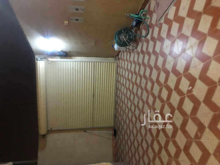 1731808 غرف النوم (2)
مدخلين الدور (مدخل من الجنوب )و(مدخل من الشرق )
مقلط نساء (1)
صالة (1)
مقلط رجال (1)
مجلس (1)
ملحق خاجي مشب (1)
مستودع خارجي في السور
كراج
مجدد بالكامل