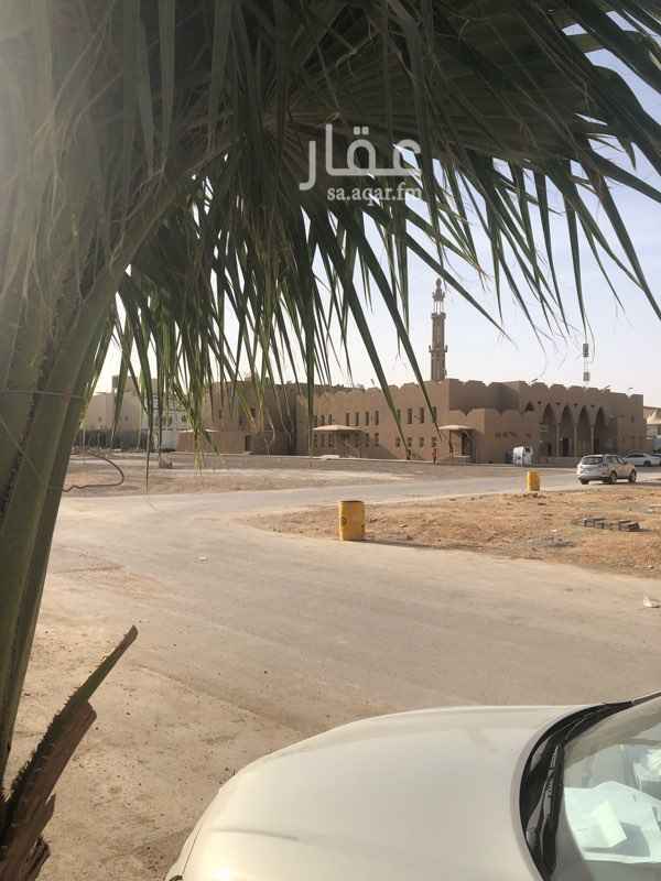 1435051 دبلكس مؤثث تفتح على جامع / قريبة من جميع الخدمات والدائري / واصل الصرف والماء والالياف البصرية مكونة من الدور الارضي مجلس صالة طعام وصالتين نساء ومطبخ ومدخلين وحوش ومدخل سيارة الدور الثاني ثلاث غرف نوم وصالة ودورتين مياه الدور الثالث غرفتين ودورتين مياه ومستودع وسطح جميعها مؤثثه ومكيفات جديدة