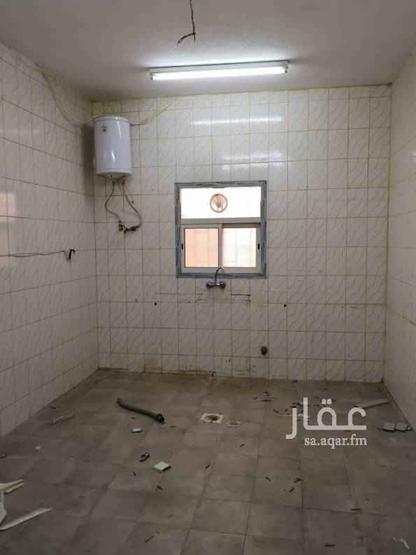 1579728 شقه اربع بدون صاله في حي الخليج نظيفه