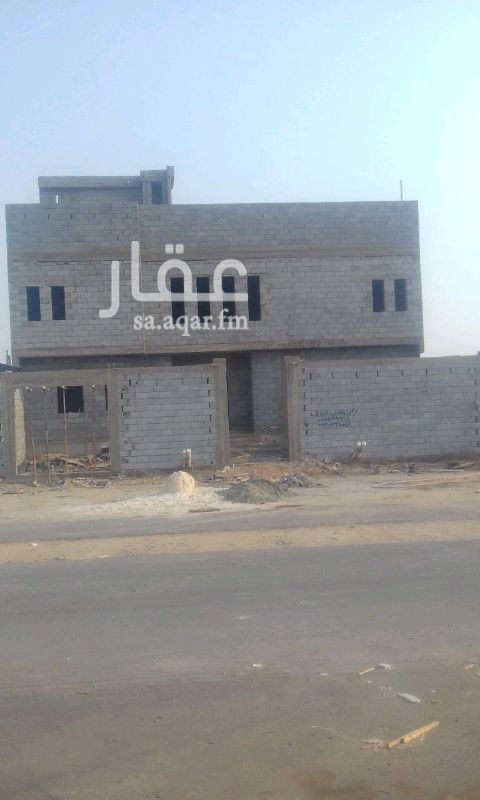 1244194 عمارة للبيع عبارة عن فله 3 ادوار في الامام بمدخلين مدخل للرجال ومدخل للنساء ومدخل ثالث للسيارة و3 شقق خلفية بدخل خاص الشقق عبارة عن مدخلين ومجلس ودورة مياة ومقلط مشترك وصالة ومطبخ وغرفة نوم بدورة مياة مستقله وغرفة اطفال وحمام مشترك مع الصالة وصطح مستقل..
الفلة عبارة عن مجلس ومقلط بمدخل خاص ودورة مياة.. وصالة ومطبخ امريكي ومستودع ومجلس حريم ودورة مياة وغرفة ضيوف ودرج داخلي للفلة واصنصير الدور الثاني للفلة قسم خاص للنوم عبارة عن غرفة نوم وغرفة دولاب وحمام ومكتب..
صالة كبيرة وغرفتين اطفال بدورتين م