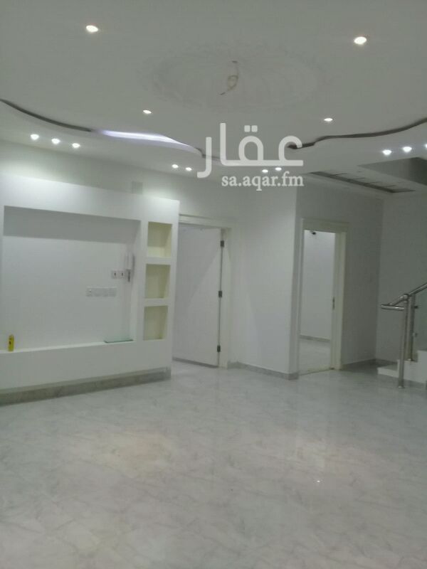 1399816 فيلا مميزه علي شارعين بها حوش وبايكه ومشب وغرفة سائق و4 غرف وصاله كبيرة و3حمام بالأرضي والدور الثاني 3غرف و2حمام والملحق غرفه خادمه وحمام مع السطح خلف شركة الكهرباء علي شارع المجد