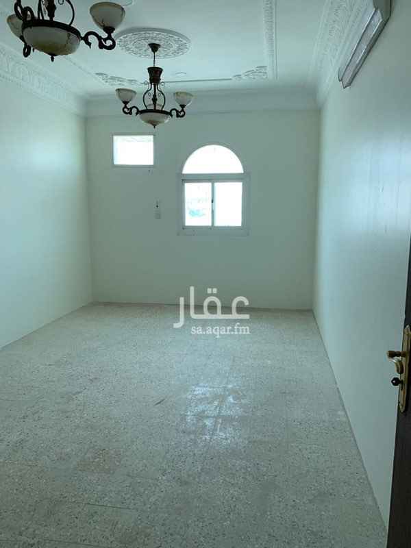 1582770 شقة علوية مجدده بالكامل ويوجد سطح مستقل وبالقرب من المسجد والسوبرماركت بالخلف وشبكة الماء والكهرباء مستقل