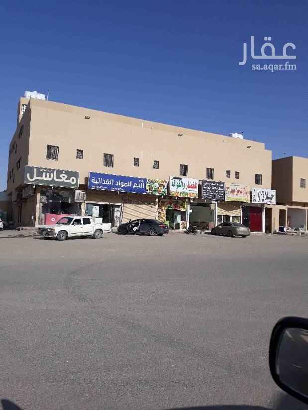 1499174 للبيع بحي طويق مخطط السحاب بالتحديد شارع النبع بالقرب من طريق نجم الدين عماره تجاريه بها سبع محلات ايجار المحل من ١٨الف بالاضافه ل٢٠شقه عزاب تتكون الشقه من غرفتين وصاله وحمام ومطبخ ولكنها غير مؤجره لان مالكها يسعي ف الحصول علي تصريح شقق مفروشه ......ملحوظه .السعر قابل للتفاوض ...للاستفسار ابو احمد ٠٥٥٦٨٤٤١١٩