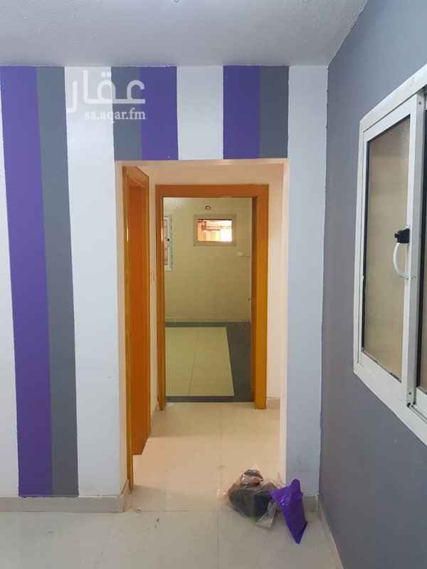 1687672 شقه بالسطح مساحه السطح تقريبا ٤٠٠ متر. غرفتين وصالة و مطبخ و دورتين مياه. العقار بالخليج قريب جدا من طريق الملك عبدالله