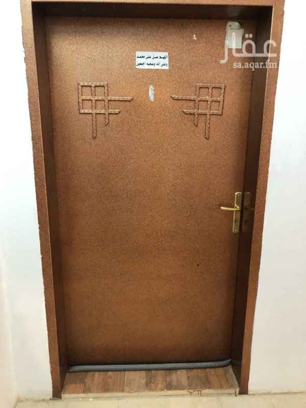 1701954 شقة بمساحة ١٧٠م٢
مكونة من ٤ غرف وصالة ومطبخ وحمامين وسطح مع ملحق غرفة وحمام
يوجد غاز مركزي مجاني
عداد كهرباء مستقل
يوجد مرافق قريبة (مدارس - مركز صحي - مسجد - مطاعم - سوبرماركت - تموينات - خضار)