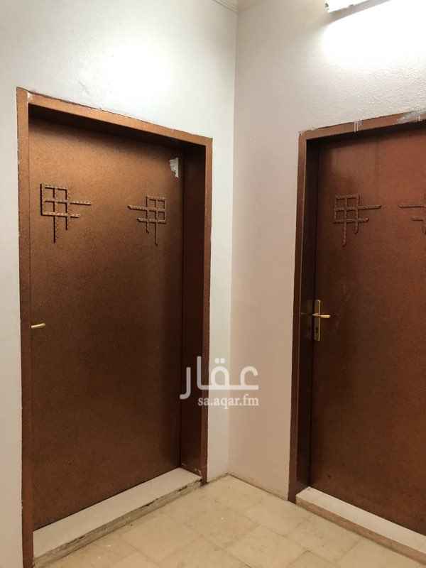 1701961 شقة بمساحة ١٧٠م٢ بمدخلين مدخل للرجال ومدخل للنساء
مكونة من ٤ غرف وصالة ومطبخ وحمامين وسطح مع ملحق غرفة وحمام
يوجد مكيفات
الأرضية بورسلان
يوجد غاز مركزي مجاني
عداد الكهرباء مستقل
يوجد مرافق قريبة (مدارس - مركز صحي - مسجد - مطاعم - سوبرماركت - تموينات - خضار)