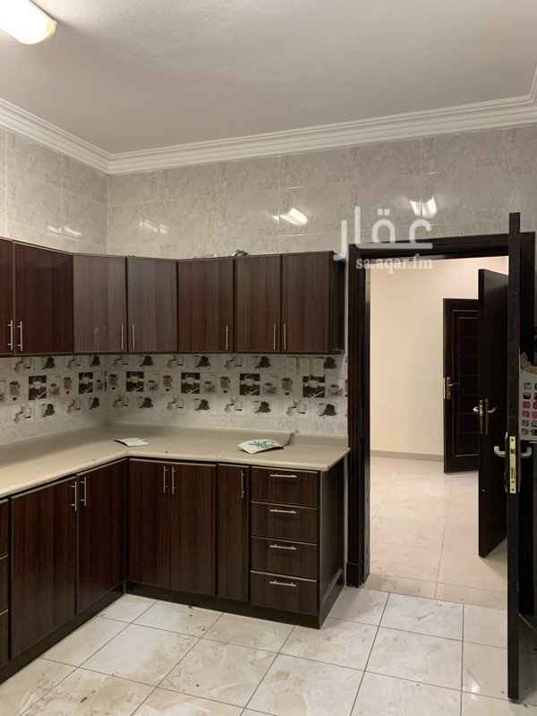 1732677 شقه للايجار بحي بدر
تتكون: من حوش وكراج ، مجلس رجال ، دورة مياه ، صاله ، غرفة غسيل ، مطبخ راكب ، ثلاث غرف نوم وحده منها ماستر