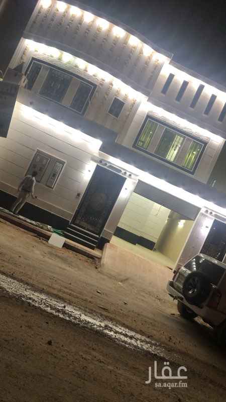 1510371 فيلا للايجار بحي المعالي المرتفع تتكون من شقتين كل شقه غرفتين نوم ومطبخ وصالة صغيرة ومجلس ودورتين مياة كل شقه عداد مستقل والدور الاول درج داخلي تحت مجلس ومقلط وصاله وغرفه نوم ومطبخ وغرفة نوم للكبار ودورتين مياة وفوق ثلاث غرفه نوم وحده ماستر وحمام مشترك بين غرفتين وغرفة شغالة ودوره مياة