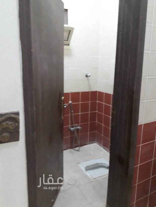 1585000 شقه فى عماره سكنيه ثلاث غرف وصاله ومطبخ ودورتى مياه كهربا مستقله يوجد مصعد الشقه مستخدمه ويوجد شقه الدور الثاني والثالث بنفس السعر