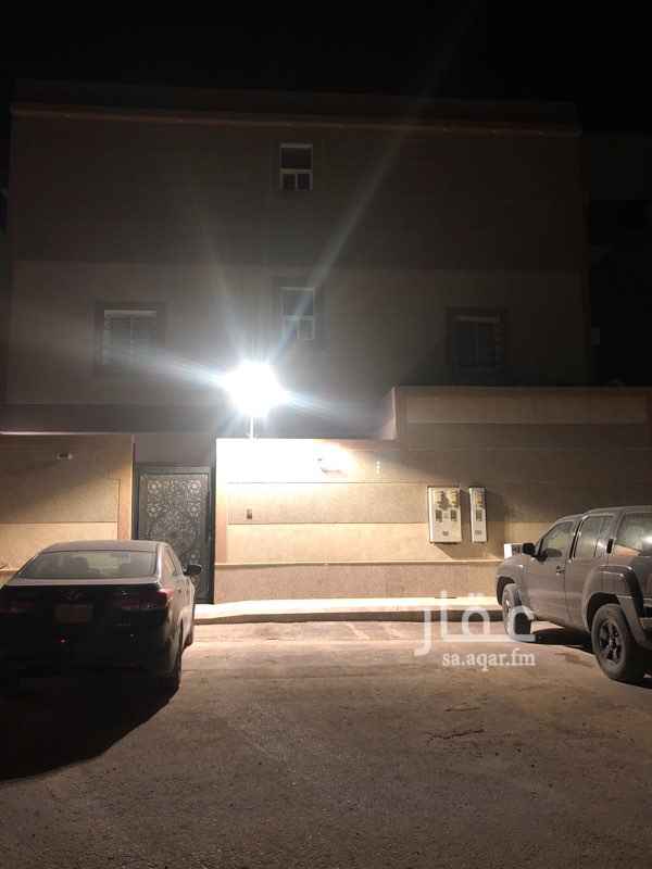 1473602 فلة للبيع. شارع 20 قريبة من مسجد. دور ارضي واربع شقق موجرة بكامل. الدخل السنوي 100 الف الدور الارضي. مكون من حوش ومجلس ومقلط وصالة ومطبخ وثلاث غرف. والشقتين الدور الاول مكونة من ثلاث غرف وصالة ومطبخ. والشقتين الدور الثاني مكونة من غرفتين وصالة ومطبخ وسطح ..... ملاحظة. الفلة عليها قرض الصندوق العقاري ويشترط على المشتري تقبل المبلغ المتبقي من الصندوق العقاري مكتب ابوركبة للعقارات
