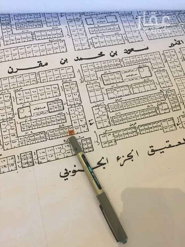 1533766 للبيع ارض تجاريه حى العقيق 420م شارع 30 جنوبى موقع ممتاز عليها برج جوال موبايلى الاطوال 21 * 20 عمق السعر 4000على شور قيمة اجار برج الجوال 90 ألف ريال سنوى يتم انهاء العقد فى اى وقت وباقى فيه 4 سنوات المسوق الخصرى