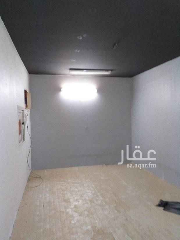1679727 حي الخليج شارع الحسن بن حسين مع الكهرباء شقة عزاب مكونة من غرفة وحمام ومطبخ وسبب كبير شقة مستقله لها باب مستقل مطلوب إيجار شهري ١٠٠٠ريال ... شركة الطيف العقارية ٠٥٥٧٦١١٨١١