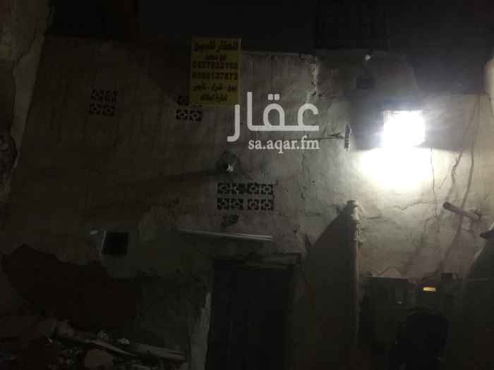 1328138 للبيع بيت شعبي في الرياض حي منفوحة الدوبية يبعد ٥ دقائق عن المحكمة في السيارة مساحته ١١٢ م يتكون من دورين الدور الأرضي يحتوي على ٣ غرف + صالة كبيرة + ٢ دورات مياه والدور الأول ٣ غرف ودورتين مياه كان مؤجر ب ١٥٠٠٠ ريال سنوي لعمال باكستانين والان غير مؤجر .البيع 150000