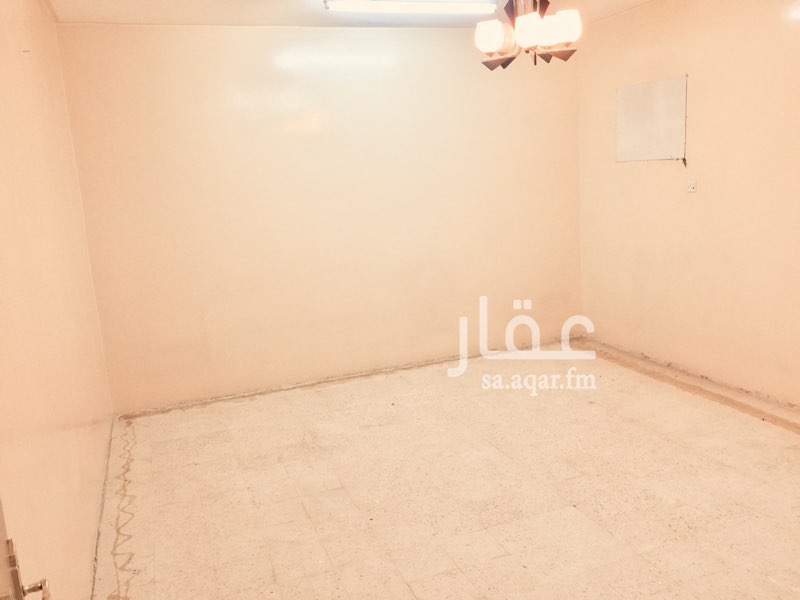 1559437 شقة لها مدخلين المجلس مدخل خاص مع دورة مياة
وغرفتين نوم وصاله ودورة مياة عدد اثنين
*الشقة الدور الاول*
***الكهرب مشترك***