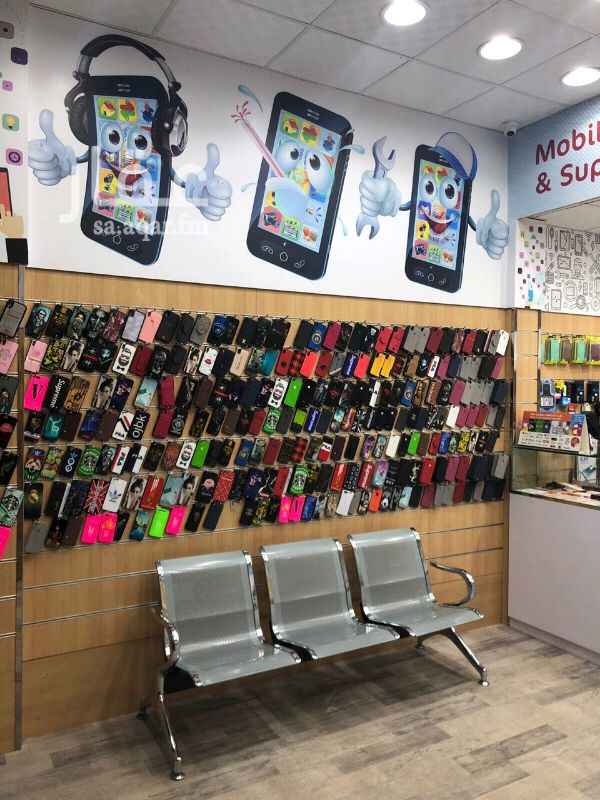 1355927 محل جوالات كامل محتوياته من المكيفات إلى البضاعه والديكور مع مستودع علوي ومستودع خلفي صغير على مساحه المحل ترخيص جمله ومفرد