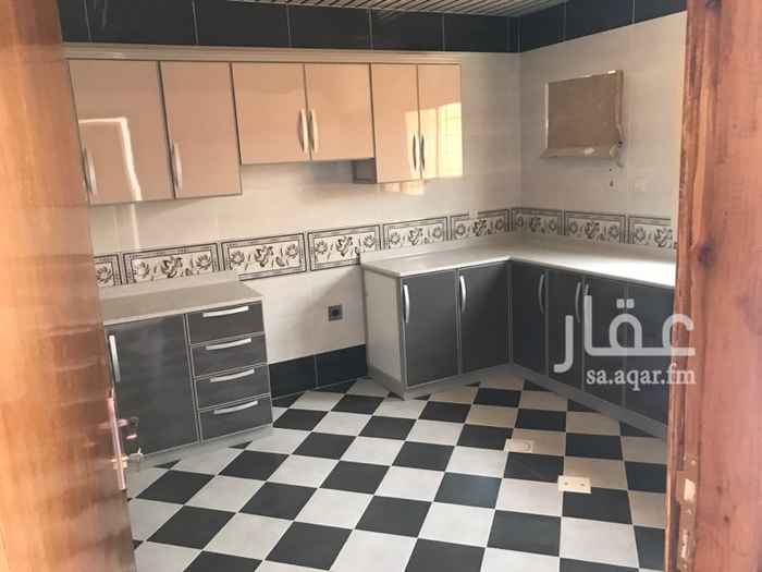 1121359 شقق ارضي اول مكونه من ٥ غرف وصاله و٣ حمامات تشطيب فاخر. جميع الشقق جبس كامل فيه ارضي واول وثاني